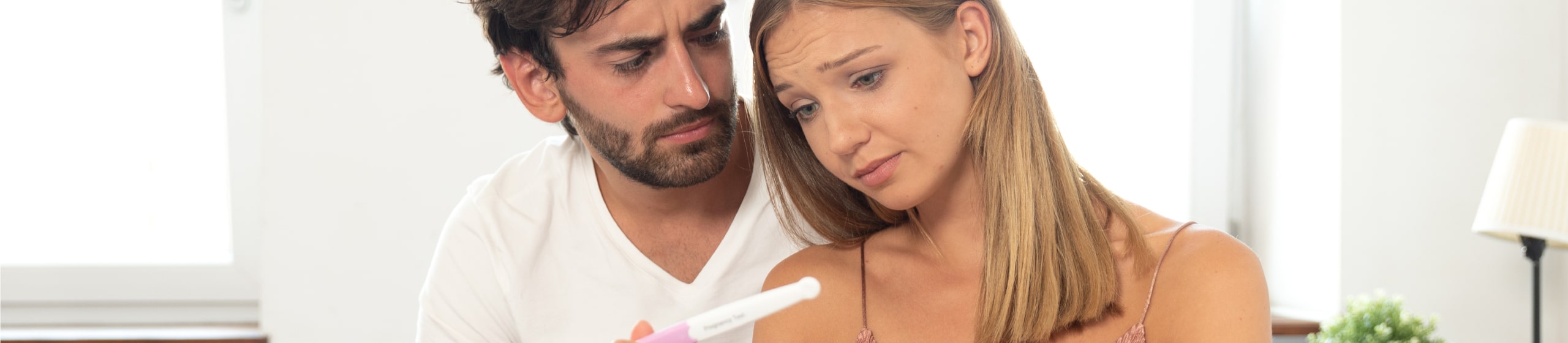 Paar mit Kinderwunsch hat Probleme im Schlafzimmer