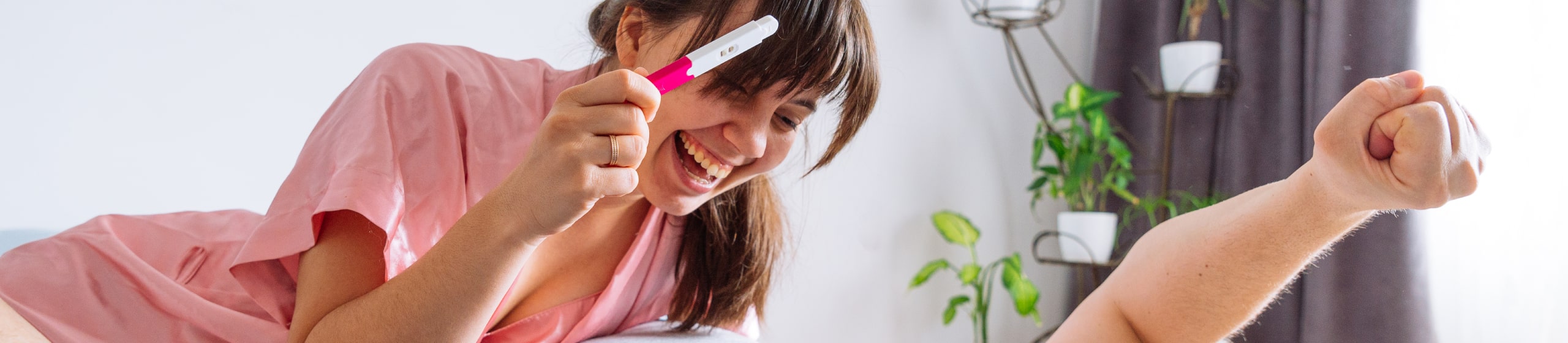 glückliches Paar im Bett