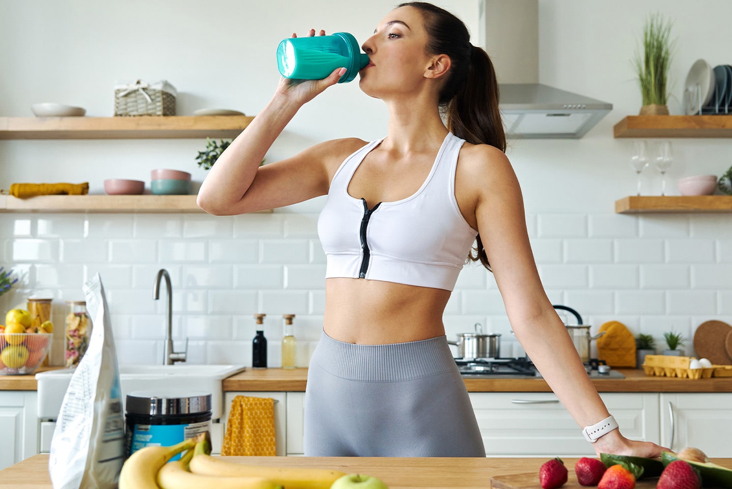 Frau trinkt einen Smoothie