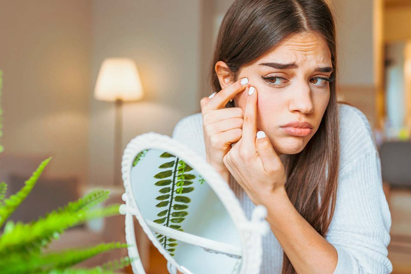 Frau mit PMS, Kopfschmerzen und Akne – Catafertyl