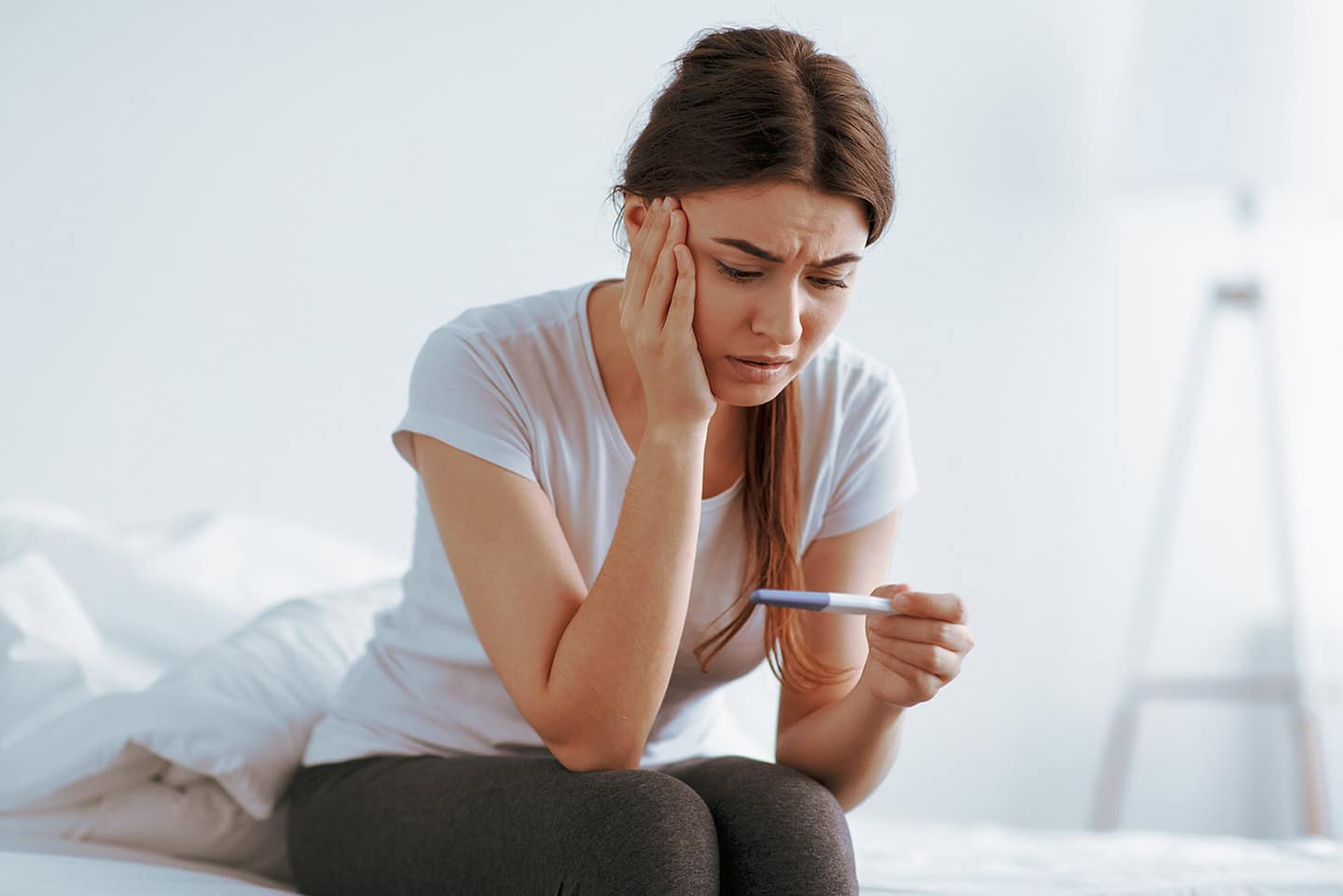 besorgte Frau und Schwangerschaftstest