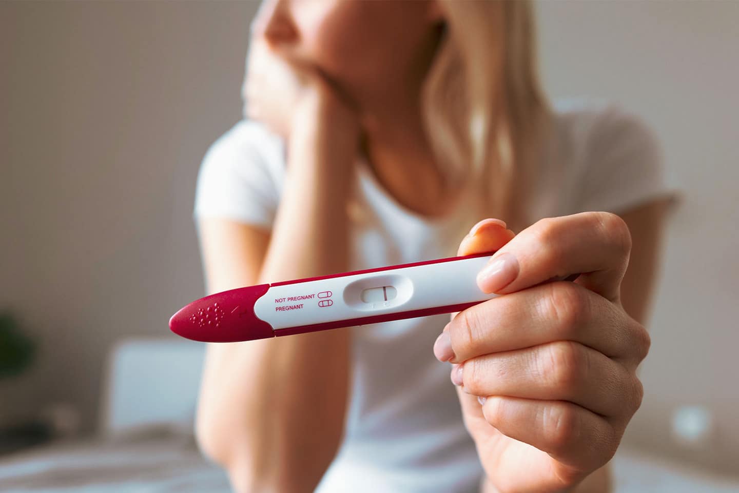 besorgte Frau und Schwangerschaftstest