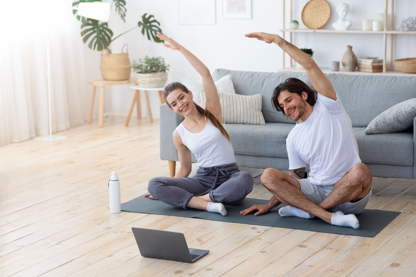 Paar macht Yoga zu Hause für bessere Gesundheit