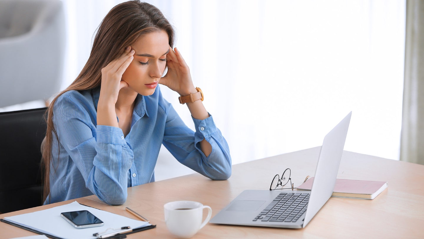 Eine junge Frau, die aufgrund hormoneller Veränderungen unter Stress steht.