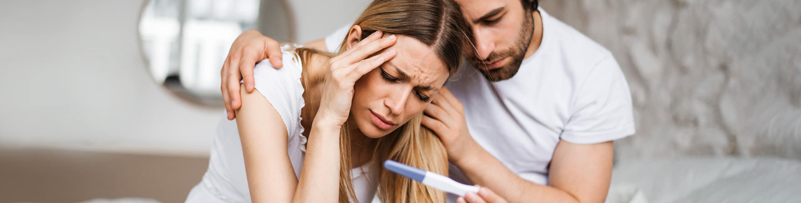 Paar und Schwangerschaftstest