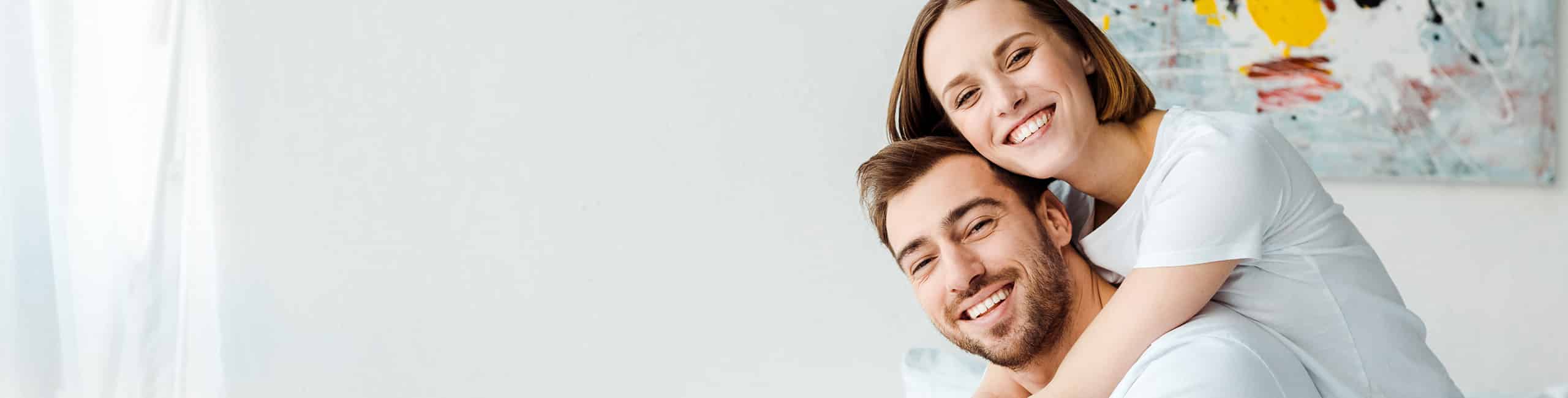 Ein Mann und eine Frau umarmen sich.