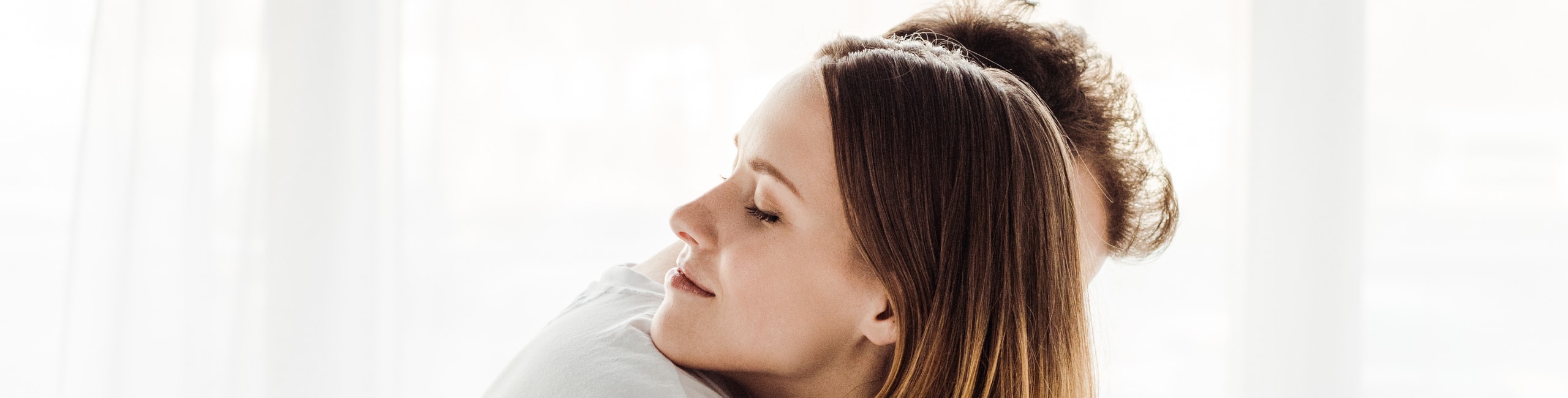 Das Paar umarmt sich.