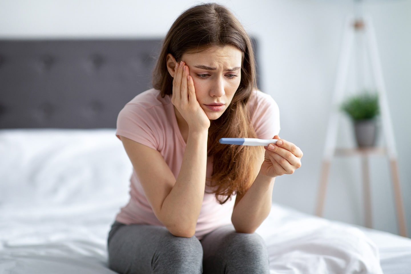 Frau und Schwangerschaftstest