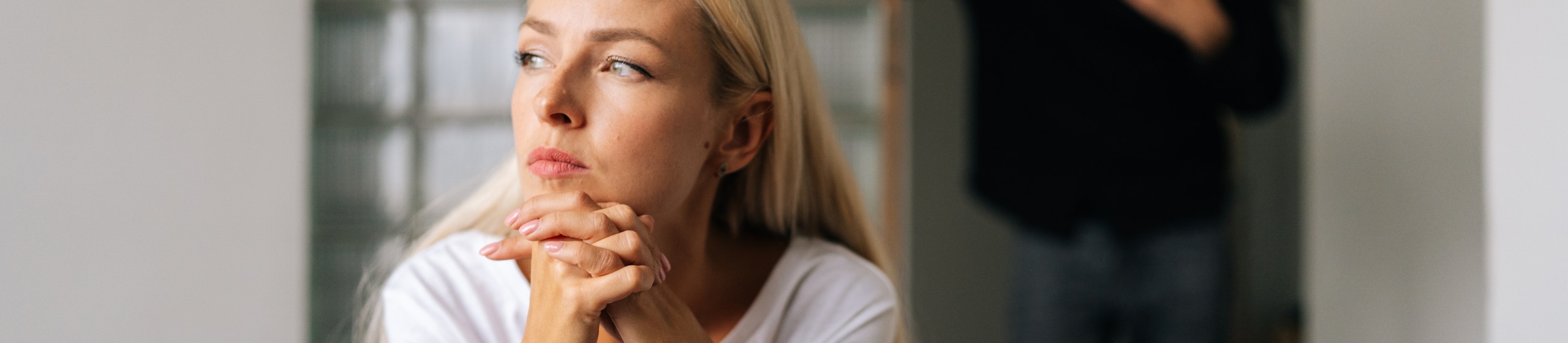 Eine Frau in Not aufgrund von Unfruchtbarkeitsproblemen, ein Gespräch mit ihrem Partner – Catafertyl