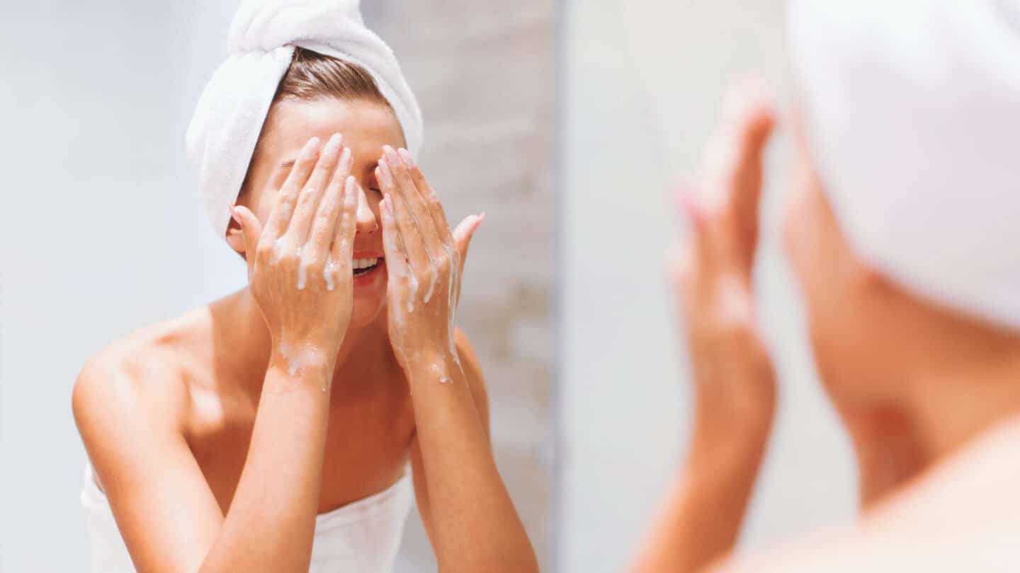 Eine Frau wäscht ihr Gesicht mit sanftem Schaum – Catafertyl